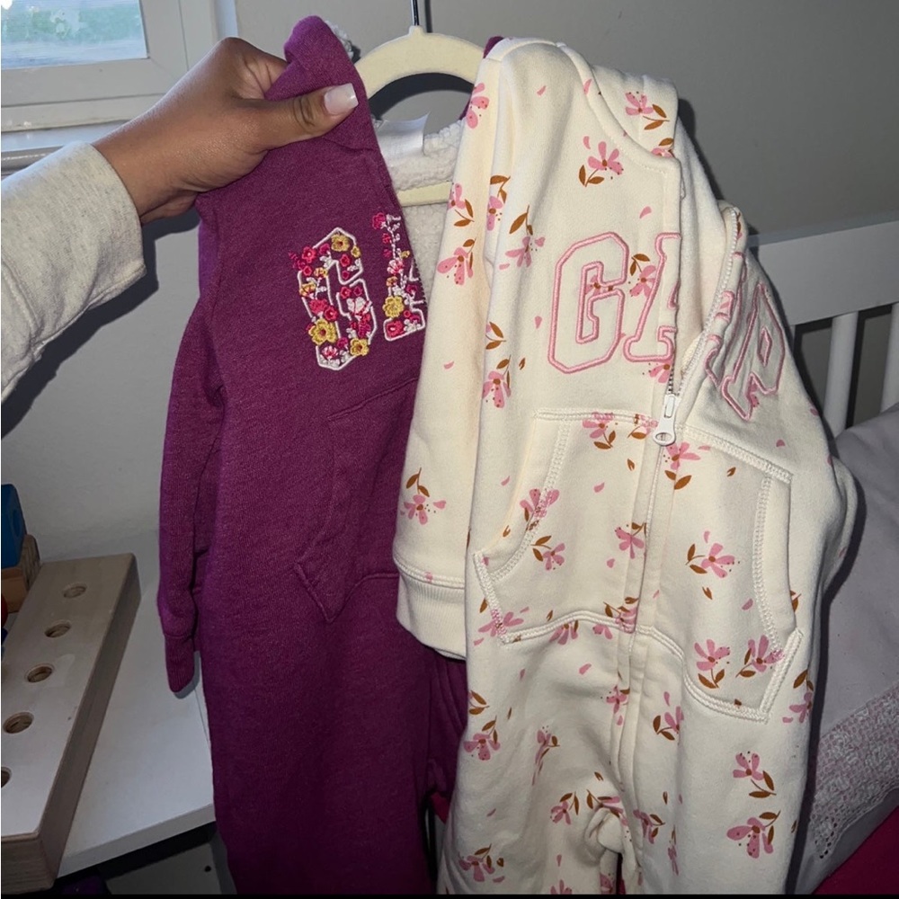 Gap 18-24 onesies babygirl